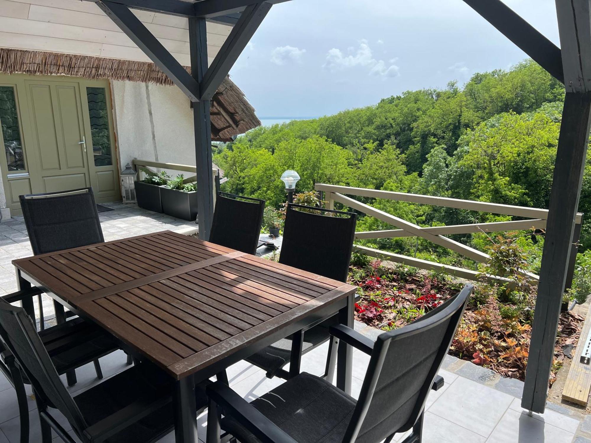 Panorama Apartmanhaz Бадачонтомай Екстериор снимка